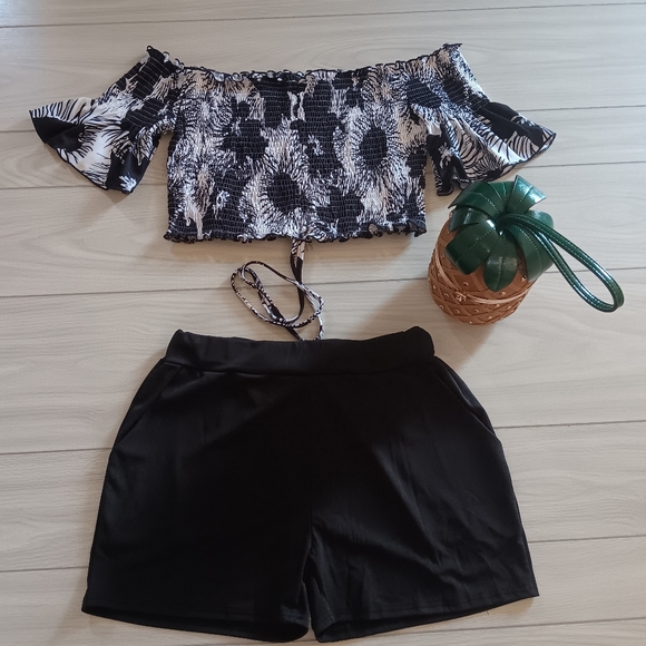 Women Creased Floral Printed Lace-Up Tube Crop Top Defined Waist Shorts Set - Picture 6 of 15